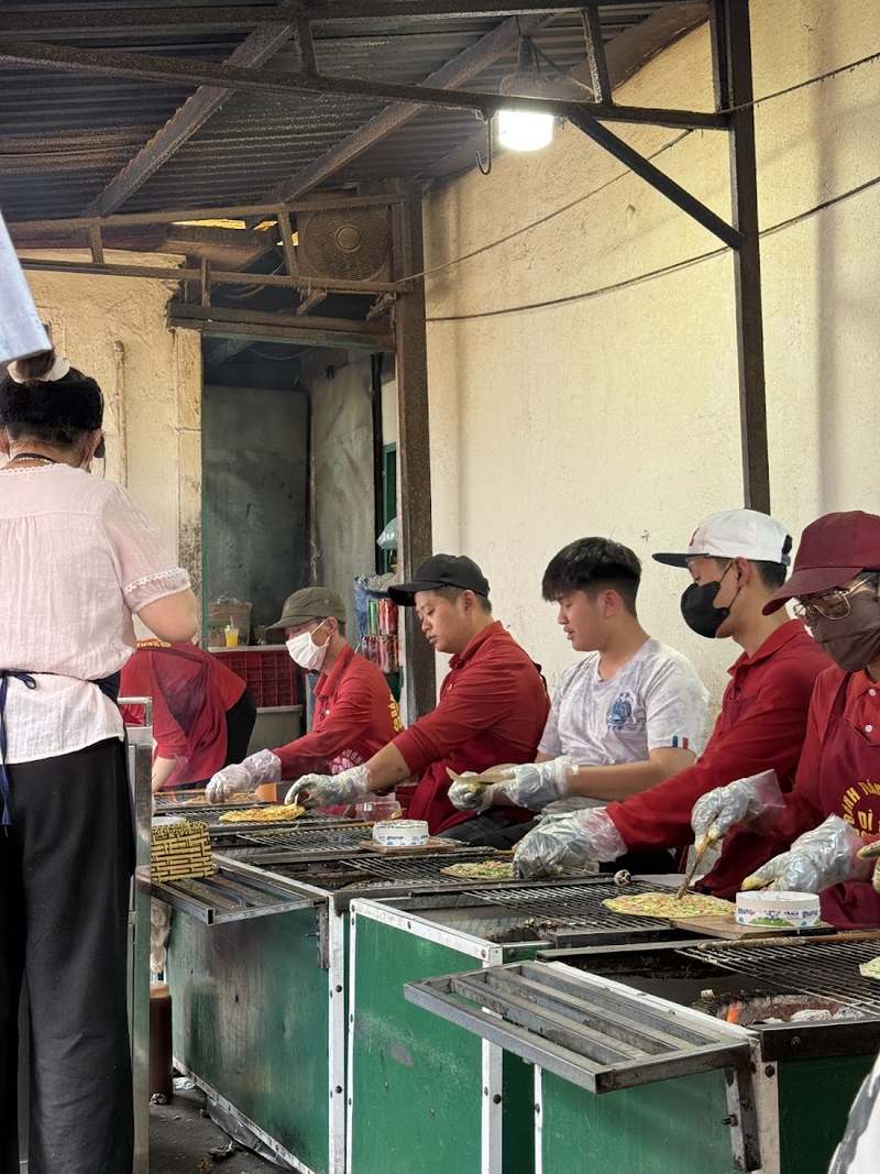 Dãy bếp nướng bánh tráng với các cô chú đứng nướng liên tục