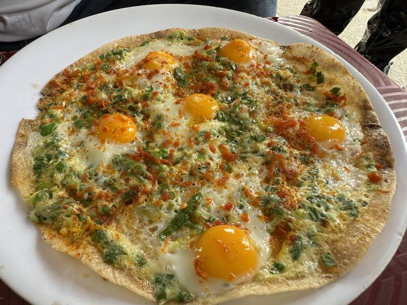 Bánh tráng nướng trứng cút lòng đào, hành lá và ớt bột