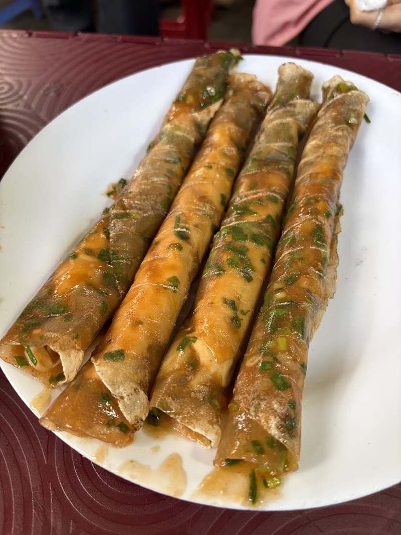 Bánh tráng cuộn nướng giòn xếp trên đĩa