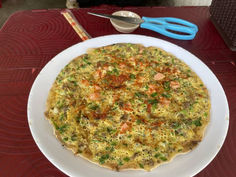 Chiếc bánh tráng nướng vừa ra lò bày trên đĩa