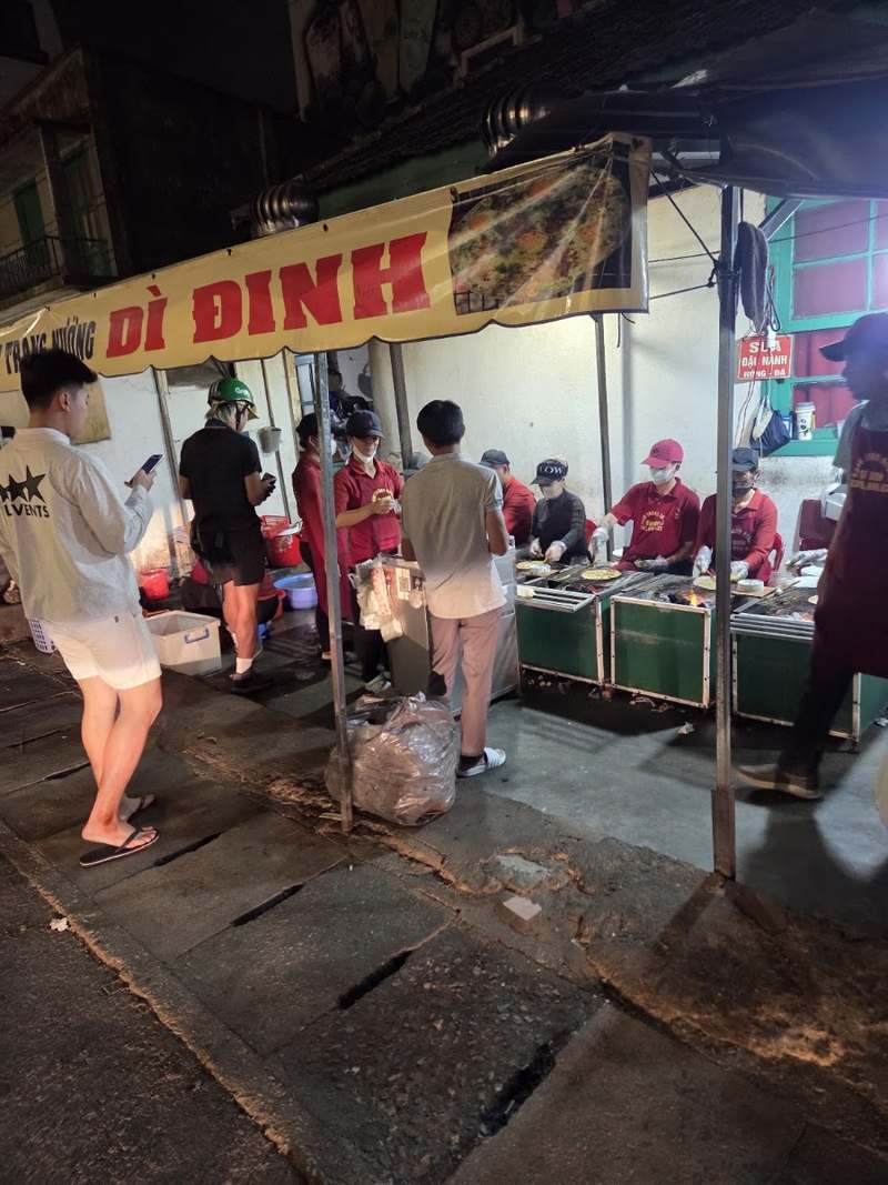 Quầy bánh tráng nướng Dì Đinh về đêm dưới mái bạt chữ đỏ